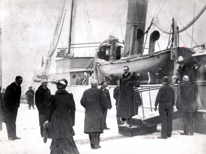 Gonagas Haakon boahtá Norgii skábmamánu 25. beaivvi 1905  (NTB/Scanpix)